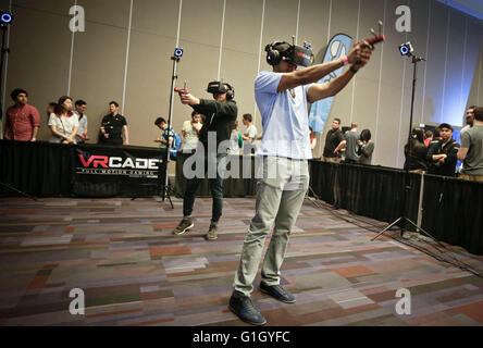 (160515)--VANCOUVER, 15. Mai 2016 (Xinhua)--ein Besucher erlebt eine virtuelle Realität, Baller-Spiel auf der virtual-Reality-Expo in Vancouver, Kanada, 14. Mai 2016. Die Expo war der erste seiner Art in Vancouver statt. (Xinhua/Liang Sen) Stockfoto