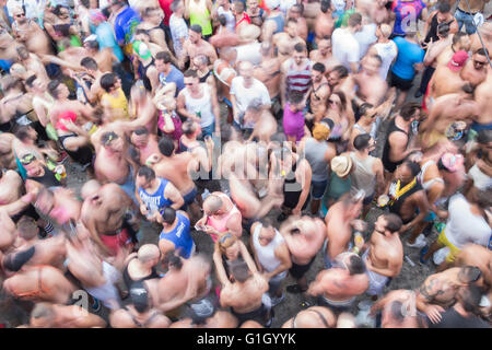 Szene vor schwulen Bars und Clubs in das Yumbo Center, Playa del Ingles, Gran Canaria, Kanarische Inseln, Spanien Stockfoto