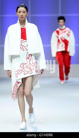 (160515)--Peking, 15. Mai 2016 (Xinhua)--Modelle vorhandene Kreationen entworfen von Absolventen des Sichuan Normal University in China Graduate Fashion Week in Peking, Hauptstadt von China, 15. Mai 2016. (Xinhua/Chen Jianli) (mp) Stockfoto