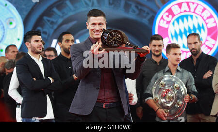 München, Deutschland - 14 Mai: Robert Lewandowski hält seine Trophäe für seine 30 Tore immer die 2015 / 16 Bundesliga-Torschützenkönig während der FC Bayern München Bundesliga Champions Abendessen im der Postpalast am 14. Mai 2016 in München, Bayern. Foto: Alexandra Beier/Bongarts/Getty Images/dpa Stockfoto