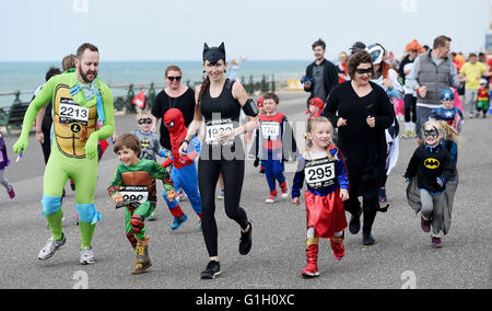 Hove Brighton UK 15. Mai 2016 - Hunderte von Läufern, darunter auch Kinder nehmen Teil in der Helden gegen Schurken Save the Day-Charity-Lauf entlang Hove Strandpromenade heute Geldbeschaffung für Pass es auf Afrika Kredit: Simon Dack/Alamy Live News Stockfoto