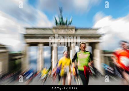 Die Teilnehmer in einem 25-km laufen durch Berlin durch das Brandenburger Tor in Berlin, Deutschland, 15. Mai 2016 laufen. Foto: PAUL ZINKEN/dpa Stockfoto