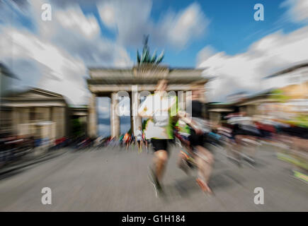 Die Teilnehmer in einem 25-km laufen durch Berlin durch das Brandenburger Tor in Berlin, Deutschland, 15. Mai 2016 laufen. Foto: PAUL ZINKEN/dpa Stockfoto