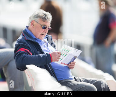 County Ground, Chelmsford, UK. 15. Mai 2016. Specsavers County Championship. Essex versus Derbyshire. Essex-Zuschauer warten auf das Match um Kredit zu starten: Action Plus Sport Bilder/Alamy Live News Stockfoto