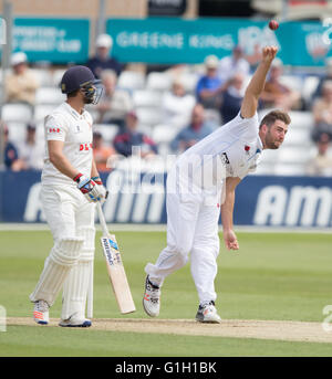 County Ground, Chelmsford, UK. 15. Mai 2016. Specsavers County Championship. Essex versus Derbyshire. Derbyshire Ben Cotton in bowling Aktion Credit: Action Plus Sport Bilder/Alamy Live News Stockfoto