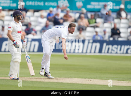 County Ground, Chelmsford, UK. 15. Mai 2016. Specsavers County Championship. Essex versus Derbyshire. Derbyshire Ben Cotton in bowling Aktion Credit: Action Plus Sport Bilder/Alamy Live News Stockfoto