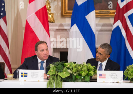 Der schwedische Ministerpräsident Stefan Lofven spricht bei einem multilateralen Treffen mit United States President Barack Obama (R) und anderen nordischen Land führend in State Dining Room im Weißen Haus in Washington, D.C. am 13. Mai 2016. Präsident Obama traf sich mit Schweden Ministerpräsident Stefan Lofven, Dänemark Ministerpräsident Lars Løkke Rasmussen, Island Premierminister Sigurdur Ingi Johannsson, Norwegens Ministerpräsident Erna Solberg und Finnland Präsident Sauli Niinisto diskutieren Wirtschafts-, Umwelt- und Sicherheitsaspekte in der nordischen Region. Bildnachweis: Kevin Dietsch / über CNP - kein Draht-SERVICE - Pool Stockfoto