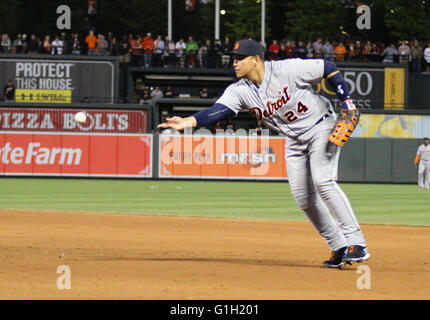 Baltimore, MD, USA. 14. Mai 2016. Detroit Tigers erster Basisspieler Miguel Cabrera (24) wirft den Ball zu Detroit Tigers Krug Anibal Sanchez (19) (nicht im Bild) auf den ersten ab, während die Detroit Tigers Vs Baltimore Orioles Spiel at Camden Yards in Baltimore, Maryland. Orioles schlagen die Tiger 9-3. Jen Hadsell/CSM/Alamy Live-Nachrichten Stockfoto