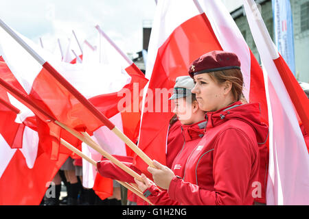 Wien, Österreich. 15. Mai 2016. Polnische Mädchen besuchen eine Zeremonie zum 71. Jahrestag der Befreiung KZ Mauthausen im Land Oberösterreich, Österreich, 15. Mai 2016. Mehr als 6.000 Menschen versammelten sich zum 71. Jahrestag der Befreiung des Konzentrationslagers Mauthausen am Sonntag. © Qian Yi/Xinhua/Alamy Live-Nachrichten Stockfoto