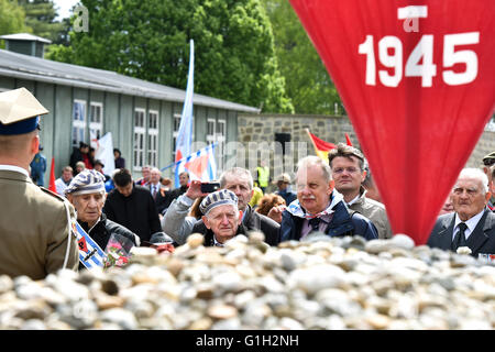 Wien, Österreich. 15. Mai 2016. Ältesten besuchen eine Zeremonie zum 71. Jahrestag der Befreiung des KZ Mauthausen in dem Land Oberösterreich, Österreich, 15. Mai 2016. Mehr als 6.000 Menschen versammelten sich zum 71. Jahrestag der Befreiung des Konzentrationslagers Mauthausen am Sonntag. © Qian Yi/Xinhua/Alamy Live-Nachrichten Stockfoto