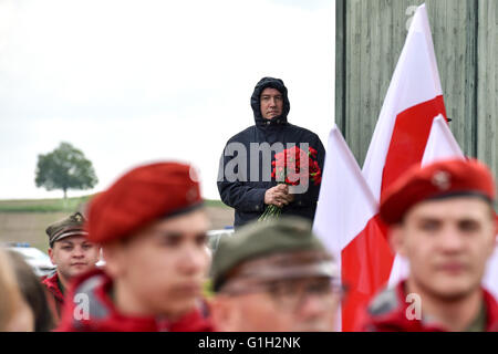 Wien, Österreich. 15. Mai 2016. Ein Mann hält Blumen während einer Zeremonie zum 71. Jahrestag der Befreiung des KZ Mauthausen in dem Land Oberösterreich, Österreich, 15. Mai 2016. Mehr als 6.000 Menschen versammelten sich zum 71. Jahrestag der Befreiung des Konzentrationslagers Mauthausen am Sonntag. © Qian Yi/Xinhua/Alamy Live-Nachrichten Stockfoto