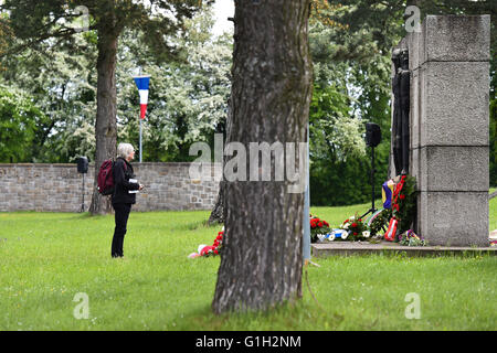 Wien, Österreich. 15. Mai 2016. Eine Person steht vor einem Denkmal im KZ Mauthausen in dem Land Oberösterreich, Österreich, 15. Mai 2016. Mehr als 6.000 Menschen versammelten sich zum 71. Jahrestag der Befreiung des Konzentrationslagers Mauthausen am Sonntag. © Qian Yi/Xinhua/Alamy Live-Nachrichten Stockfoto