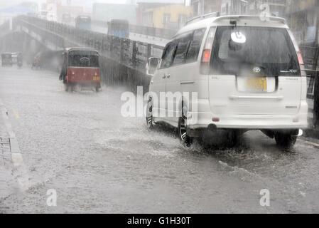 Colombo, Sri Lanka. 14. Mai 2016. Fahrzeuge waten durch eine überschwemmte Straße in einem Bezirk in der Nähe von Colombo, Sri Lanka, 14. Mai 2016. Sri Lanka Disaster Management Center (DMC) Verwarnungen Erdrutsch in sieben Bezirke am Sonntag. © Jamila/Xinhua/Alamy Live-Nachrichten Stockfoto