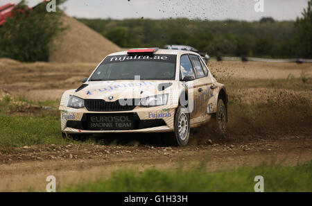 Arad, Rumänien. 13. Mai 2016. Finnischen Fahrer Rashud Ak Ketbi konkurriert in der ersten Phase von der Tour European Rally (TER), Arad Rally KIA 2016 Meisterschaft von Arad, Rumänien am 14. Mai 2016. Bildnachweis: Petcut Ciprian Georgisch/Alamy Live-Nachrichten Stockfoto