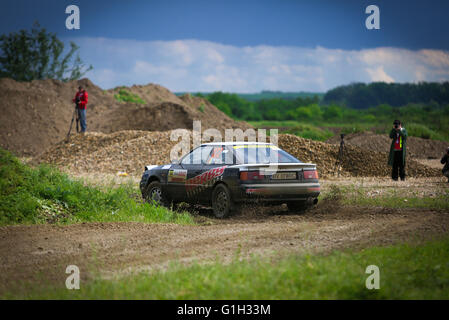 Arad, Rumänien. 13. Mai 2016. Draghici Deisa fahren im Rallye Auto Racing-Finale während der Tour European Rally am 14. Mai 2016 in Arad, Rumänien. Bildnachweis: Petcut Ciprian Georgisch/Alamy Live-Nachrichten Stockfoto