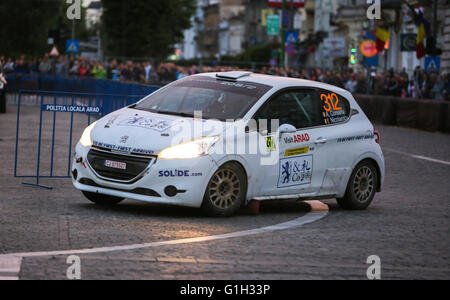 Arad, Rumänien. 13. Mai 2016. Alexandru Coreanu konkurriert bei Rally Car bei den Europäischen Tour (TER) am 14. Mai 2016, in Arad, Rumänien. Bildnachweis: Petcut Ciprian Georgisch/Alamy Live-Nachrichten Stockfoto