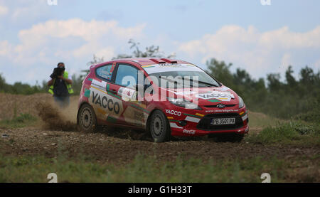 Arad, Rumänien. 13. Mai 2016. Ein Auto nimmt Teil in der Kategorie Tour, der European Tour-Rallye am 14. Mai 2016 in Arad, Rumänien. Bildnachweis: Petcut Ciprian Georgisch/Alamy Live-Nachrichten Stockfoto