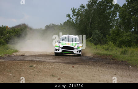 Arad, Rumänien. 13. Mai 2016. Ein Auto nimmt Teil in der Kategorie Tour Tour European Rally am 14. Mai 2016 in Arad, Rumänien. Bildnachweis: Petcut Ciprian Georgisch/Alamy Live-Nachrichten Stockfoto