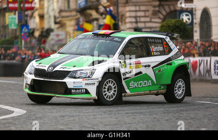 Arad, Rumänien. 13. Mai 2016. Dan Girtofan und Marza fahren im Rallye Auto Racing-Finale während der Tour European Rally am 14. Mai 2016 im Home Depot Center in Arad, Rumänien Credit: Petcut Ciprian Georgisch/Alamy Live News Stockfoto