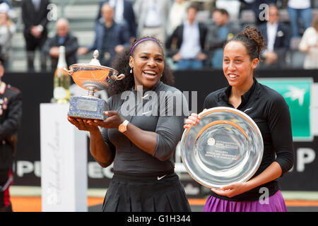 Rom, Italien. 15. Mai 2016. Serena Williams und Madison Keys mit Trophäen, Foro Italico, Vizemeister und des Gewinners Stockfoto