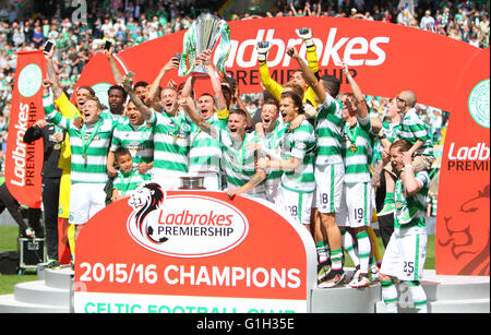 Celtic Park, Glasgow, Schottland. 15. Mai 2016. Scottish Premier League. Celtic gegen Motherwell. Celtic heben die Trophäe © Action Plus Sport/Alamy Live News Stockfoto