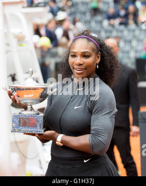 Rom, Italien. 15. Mai 2016. Serena Williams mit der BNL Rom Länderspiele Frauen Trophäe., Foro Italico, Rom, Italien Stockfoto