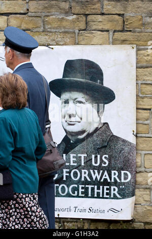 Haworth, Keighley, Großbritannien. 15. Mai 2016. Die Haworth zieht 1940er Wochenende Tausende von Besuchern zu diesem malerischen Dörfchen Yorkshire.  Das diesjährige Thema ist "Airborne" zum Gedenken an die unglaublichen Mut und Opfer der Alliierten Luftstreitkräfte. Bildnachweis: Cernan Elias/Alamy Live-Nachrichten Stockfoto