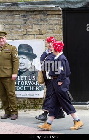 Haworth, Keighley, Großbritannien. 15. Mai 2016. Die Haworth zieht 1940er Wochenende Tausende von Besuchern zu diesem malerischen Dörfchen Yorkshire.  Das diesjährige Thema ist "Airborne" zum Gedenken an die unglaublichen Mut und Opfer der Alliierten Luftstreitkräfte. Bildnachweis: Cernan Elias/Alamy Live-Nachrichten Stockfoto