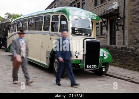 Haworth, Keighley, Großbritannien. 15. Mai 2016. Die Haworth zieht 1940er Wochenende Tausende von Besuchern zu diesem malerischen Dörfchen Yorkshire.  Das diesjährige Thema ist "Airborne" zum Gedenken an die unglaublichen Mut und Opfer der Alliierten Luftstreitkräfte. Bildnachweis: Cernan Elias/Alamy Live-Nachrichten Stockfoto