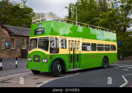 1965 60s Sixties 9800cc grüner Diesel Southdown Leyland Titan PD3 267 Doppeldeckerbus mit offenem Oberdeck in Haworth, North Yorkshire, Großbritannien. Das Dorf Haworth erwacht zum Leben, wenn die 1940s ins Worth Valley kommt. Das Haworth 1940s Weekend bietet eine Sammlung von Oldtimern, Klassikern und Personenkraftwagen der Zeit sowie Gruppen von 1940s Enthusiasten, die sich der Neubildung des Britanniens der 40er Jahre widmen. Stockfoto