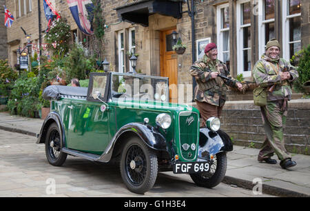 1938, 30s, 30er, 1930s grüne Austin Seven Open Road Tourer Engine 747cc SV am Keighley & Worth Kriegswochenende. Das Dorf Haworth erwacht zum Leben, wenn die 1940s ins Worth Valley kommt. Das Haworth 1940s Weekend zeigt eine Kollektion von Oldtimern, Klassikern und Personenwagen der Zeit. Stockfoto