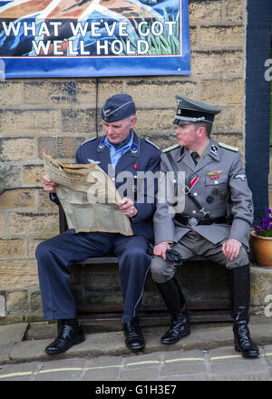 Haworth, North Yorkshire, UK. Keighley & Worth Krieg Wochenende Zeit. Haworth Dorf wird lebendig, wenn die 40er bis zu den Wert Tal kommt. Tausende von Menschen drängen sich das Dorf, viele in '40 s zivile und diejenigen Kräfte Kleid zu feiern und den Sieg der Alliierten über die Achse. Die Haworth 1940 s Wochenende verfügt über eine Sammlung von Oldtimer, Classic, und militärische Fahrzeuge der Periode und Gruppen der 1940er Jahre begeisterte zur Neuerstellung der Großbritannien von 1940, 1941, 1942, 1943, 1944, 1945, der Krieg Jahre gewidmet. Stockfoto