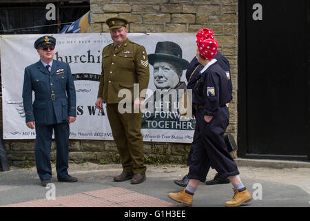 1940 WW2, im Zweiten Weltkrieg. Weltkrieg zwei. Kriegszeit Plakat in Haworth, North Yorkshire, UK. Werbung 1940 Churchill Zitat in Keighley & Worth Krieg Wochenende Zeit. Haworth Dorf wird lebendig, wenn die 40er bis zu den Wert Tal kommt. Tausende von Menschen drängen sich das Dorf, viele in '40 s zivile und Kräfte Kleid britishness zu feiern und den Sieg der Alliierten über die Achse. Die Haworth 1940 s Wochenende verfügt über eine Sammlung von Oldtimer, Classic, und militärische Fahrzeuge der Periode und Gruppen der 1940er Jahre begeisterte zur Neuerstellung der Großbritannien der 40er Jahre gewidmet. Stockfoto