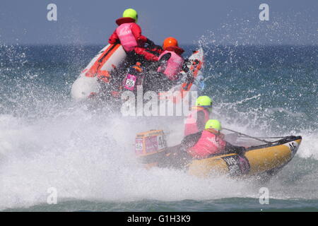 Newquay, Cornwall, UK. 15. Mai 2016. Die 2016 ThunderCat Racing Championship findet am Fistral Beach.  20 4m lange aufblasbare Boote teilnehmen im Rennen jeweils mit Fahrer und Copilot mit 50 PS Motoren ausgerüstet. Bildnachweis: Nicholas Burningham/Alamy Live-Nachrichten Stockfoto