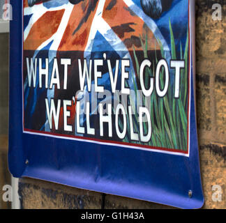 Weltkrieg, Zweiter Weltkrieg, "Zweiter Weltkrieg", "WW2"-Plakate in Haworth, North Yorkshire, Großbritannien. Keighley & Worth war Time Weekend. Haworth Village wird lebendig, wenn die vierziger Jahre ins Worth Valley kommen. Tausende von Menschen drängen das Dorf, viele in den 40er Jahren Zivilisten und Kräfte kleiden sich, um britischess und den alliierten Sieg über die Achsenstaaten zu feiern. Das Wochenende der Haworth 40er Jahre umfasst eine Sammlung von Oldtimer-, Klassik- und Militärfahrzeugen der Zeit und Gruppen von Vierzigern, die sich der Nachbildung des Großbritannien der 40er Jahre widmen. Stockfoto