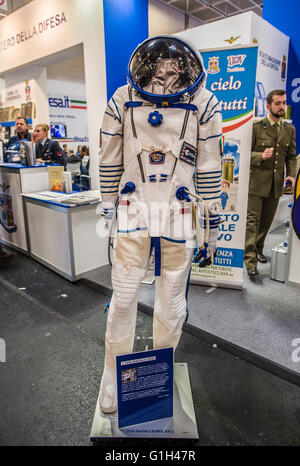 Turin, Italien. 15. Mai 2016. XXIX internationale Buchmesse - russischen Raumanzug Sokow KV2 Credit: wirklich Easy Star/Alamy Live News Stockfoto