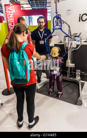 Turin, Italien. 15. Mai 2016. XXIX International Book Fair - Kinder interagieren mit dem Roboter Icub Credit: wirklich Easy Star/Alamy Live News Stockfoto