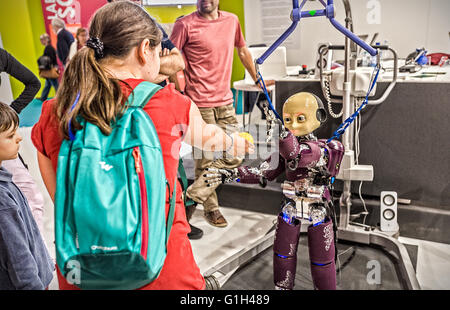 Turin, Italien. 15. Mai 2016. XXIX International Book Fair - Kinder interagieren mit dem Roboter Icub Credit: wirklich Easy Star/Alamy Live News Stockfoto