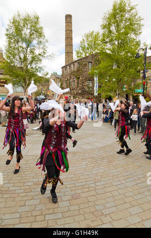 Hebden Bridge, West Yorkshire, Großbritannien. 15. Mai 2016. Die Hebden Bridge Hill Millies Morris Tänzerinnen in St. Georges Square im Zentrum von Hebden Bridge während der jährlichen Folk-Roots-Festival. Bildnachweis: Graham Hardy/Alamy Live-Nachrichten Stockfoto