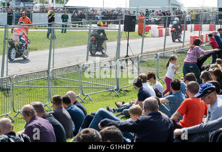 East of England Show Ground, Großbritannien. 15. Mai 2016. Die Halskrause, die Spill und Wheelly ist als Fahrer aus den USA und England konkurrieren um einen Platz in der letzten Zeile auf dieser MCN-Trophäe mit klassischen Motorrädern und moderne Bikes rund um den Staub Speedway Rennstrecke mit Team England mit nach Hause nehmen die Trophäe zum zweiten Mal in Folge.  © Clifford Norton/Alamy Leben Stockfoto