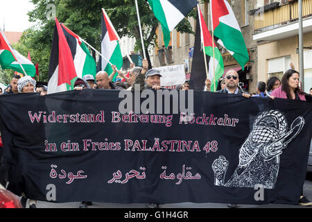 Palestinan Anhänger mark nakba Tag (Tag der Katastrophe) in Berlin auf der 68. Jahrestag der Nakba, wenn 700.000 Palästinenser vertrieben wurden, den Staat Israel zu bilden Stockfoto