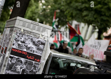 Palestinan Anhänger mark nakba Tag (Tag der Katastrophe) in Berlin auf der 68. Jahrestag der Nakba, wenn 700.000 Palästinenser vertrieben wurden, den Staat Israel zu bilden Stockfoto