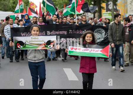 Zwei junge Mädchen halten Banner Aufruf für Freiheit für Palästina auf nakba Tag in Berlin (Tag der Katastrophe). nakba Tag markiert den 68. Jahrestag der Nakba, wenn 700.000 Palästinenser vertrieben wurden, den Staat Israel zu bilden Stockfoto