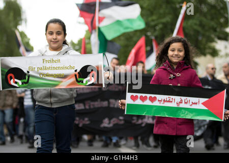 Zwei junge Mädchen halten Banner Aufruf für Freiheit für Palästina auf nakba Tag in Berlin (Tag der Katastrophe). nakba Tag markiert den 68. Jahrestag der Nakba, wenn 700.000 Palästinenser vertrieben wurden, den Staat Israel zu bilden Stockfoto