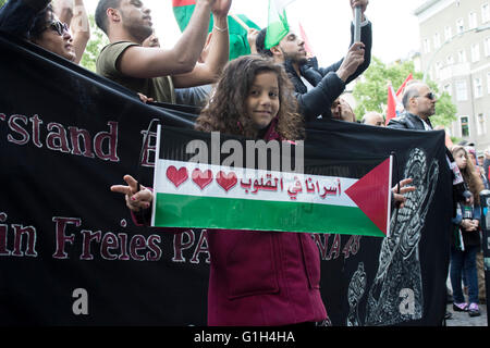 Ein junges Mädchen hält ein Transparent mit der Forderung nach Freiheit für Palästina auf nakba Tag (Tag der Katastrophe) in Berlin. nakba Tag markiert den 68. Jahrestag der Nakba, wenn 700.000 Palästinenser vertrieben wurden, den Staat Israel zu bilden Stockfoto