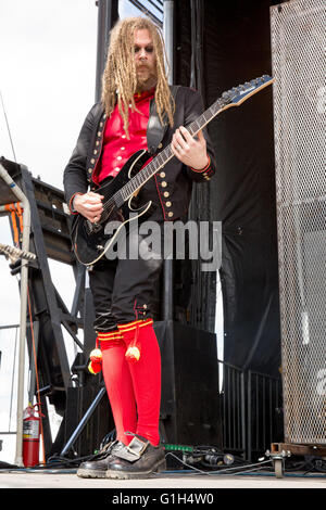 Somerset, Wisconsin, USA. 14. Mai 2016. Gitarrist JONAS JARLSBY von Avatar führt live im Somerset Amphitheater beim nördlichen Invasion Festival in Somerset, Wisconsin © Daniel DeSlover/ZUMA Draht/Alamy Live News Stockfoto