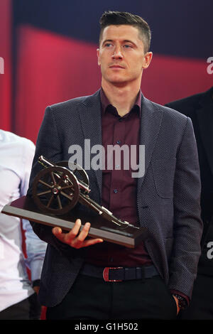 München, Deutschland. Mai 2016. Robert Lewandowski gewinnt seine Trophäe für seine 30 Tore und wurde 2015-16 Torschütze beim FC Bayern München Bundesliga Champions Dinner im Postpalast am 14. Mai 2016 in München. Stockfoto