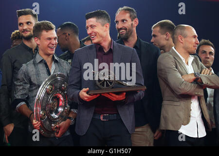 München, Deutschland. Mai 2016. Joshua Kimmich hält die Meisterschale, die Trophäe der deutschen Fußball-Meisterschaft, und Robert Lewandowski hält seine Trophäe für seine 30 Tore und wurde 2015-16 Torschütze beim FC Bayern München Bundesliga Champions Dinner im Postpalast am 14. Mai 2016 in München. Stockfoto