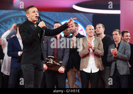 München, Deutschland. 14. Mai 2016. Rafinha singt auf der Bühne bei der FC Bayern München Bundesliga Champions Abendessen im der Postpalast am 14. Mai 2016 in München, Bayern. Bildnachweis: Kolvenbach/Alamy Live-Nachrichten Stockfoto