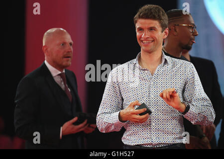 München, Deutschland. 14. Mai 2016. Thomas Müller mit seinem Championshop Ring während der FC Bayern München Bundesliga Champions Abendessen im der Postpalast am 14. Mai 2016 in München, Bayern. Bildnachweis: Kolvenbach/Alamy Live-Nachrichten Stockfoto